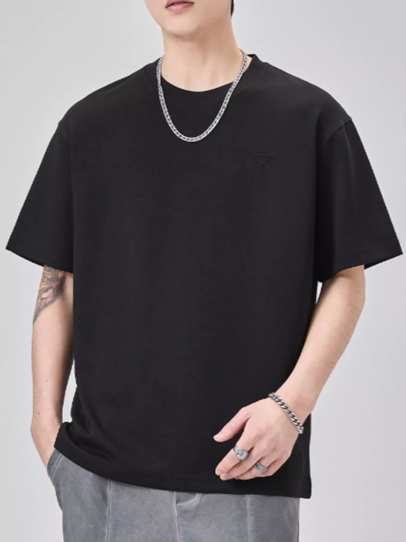 Trendbye Men's wearing a black t-shirt 