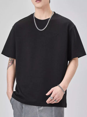 Trendbye Men's wearing a black t-shirt 
