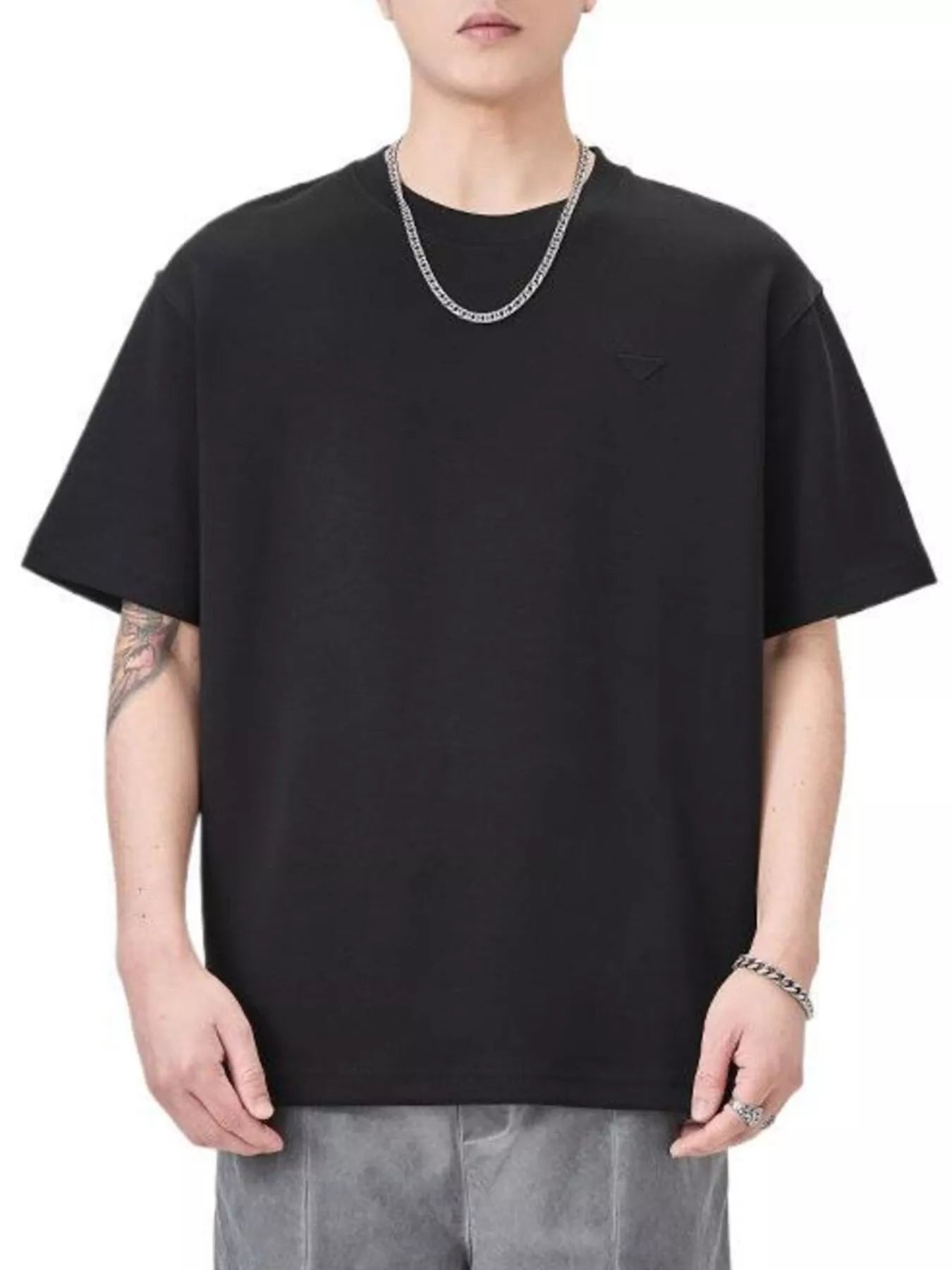 Trendbye Men's wearing a black t-shirt 