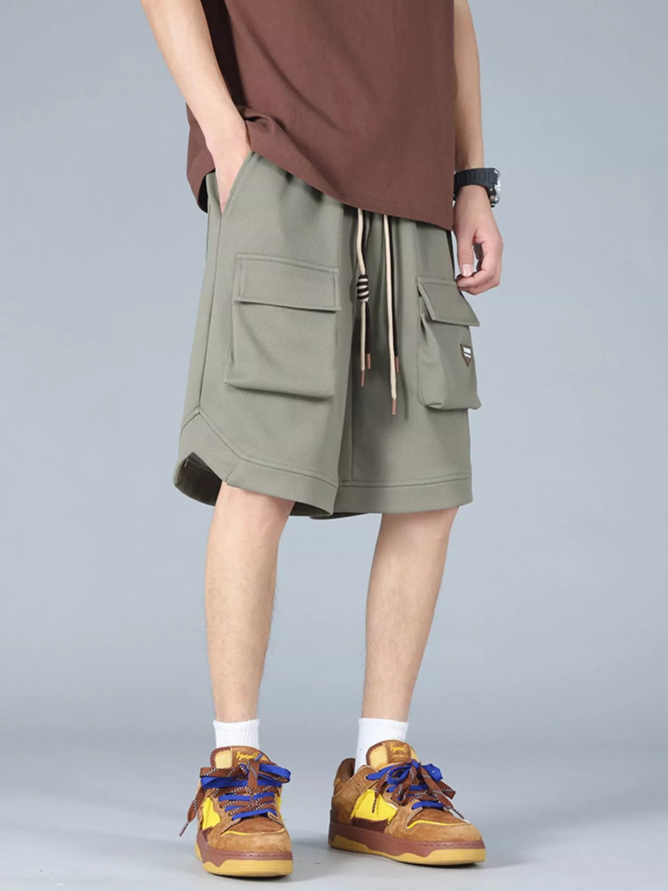 Trendbye Men's wearing a green cargo shorts