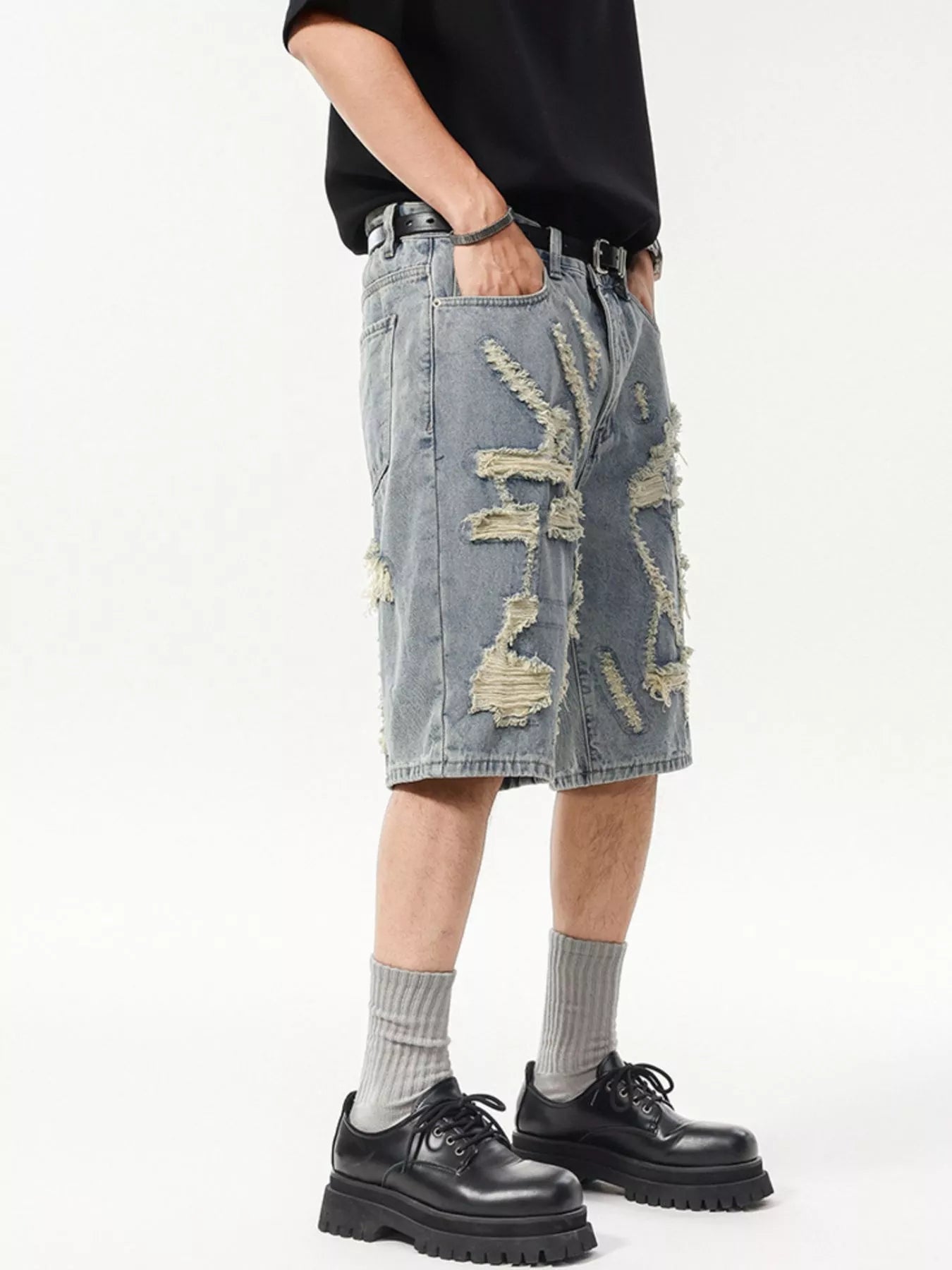 Trendbye Men's wearing distressed denim short