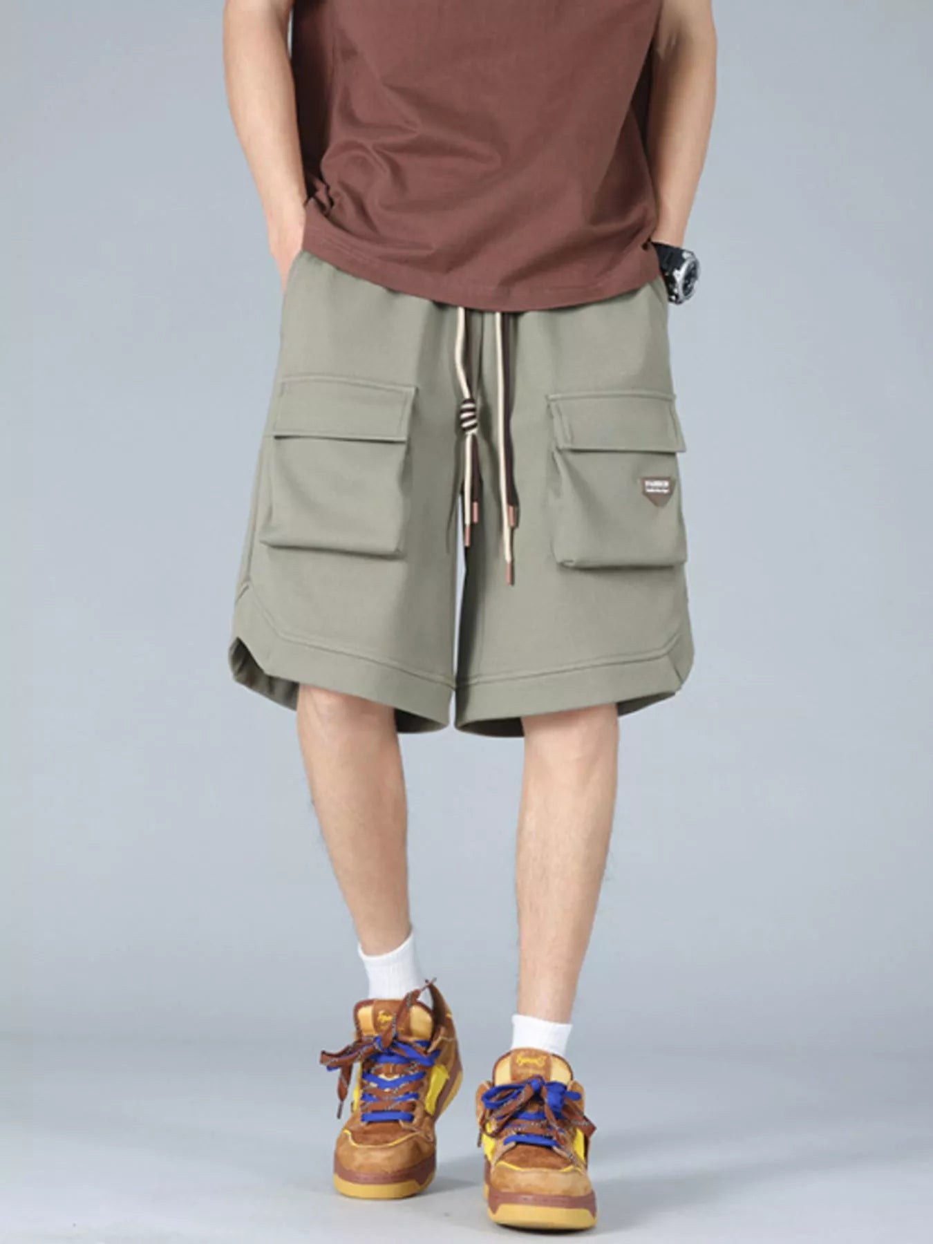 Trendbye Men's wearing green cargo shorts