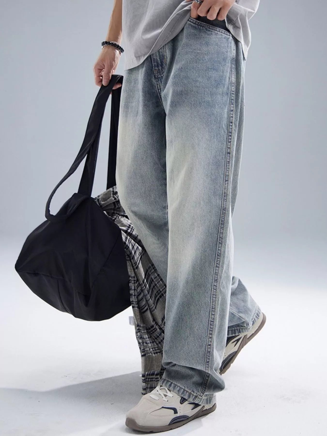 Trendbye Men's wearing light blue jeans 