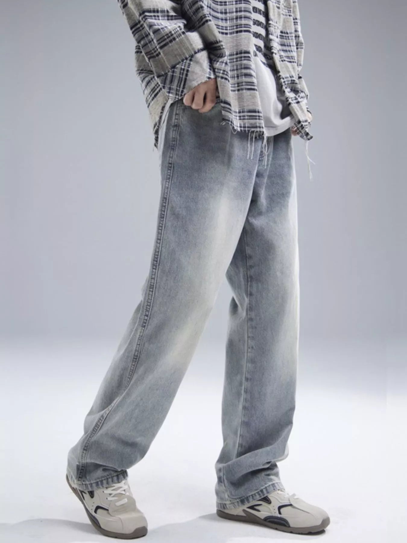 Trendbye Men's wearing light gray jeans 